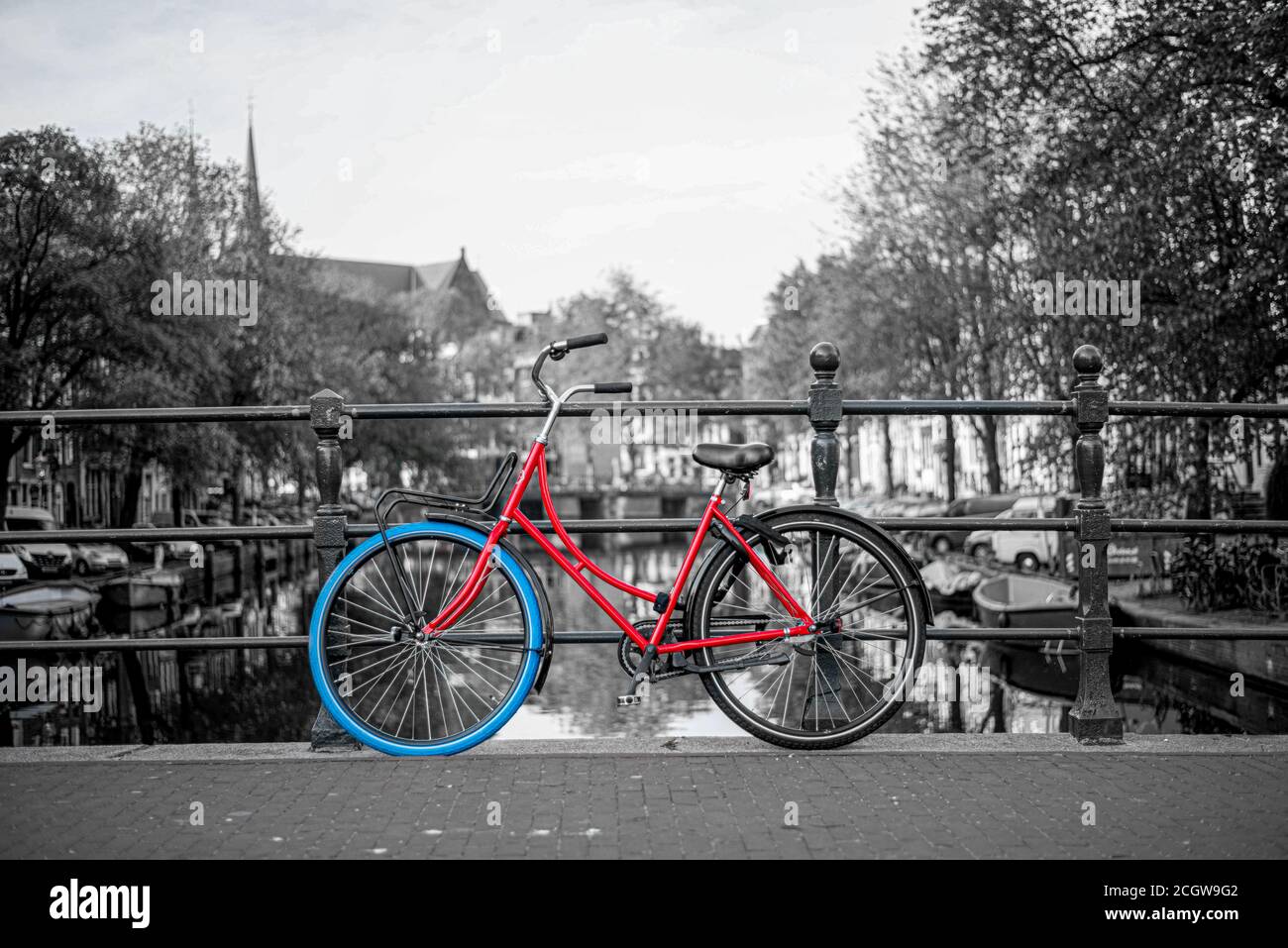 Amsterdam escena de la ciudad, todavía Reflexiones en el Canal Foto de stock