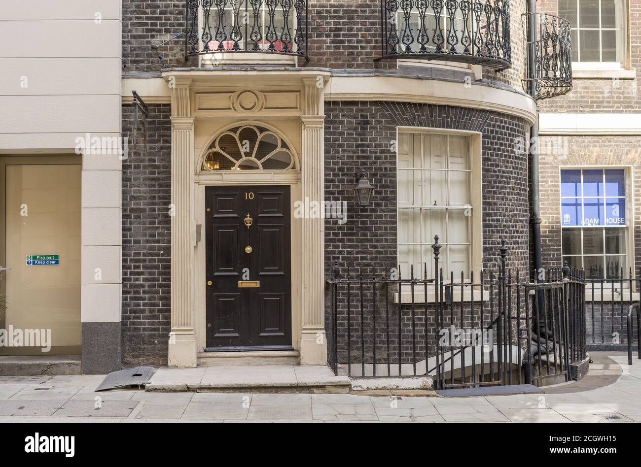 Número 10 Adam Street, un famoso destino turístico que se parece a 10 Downing Street. Londres