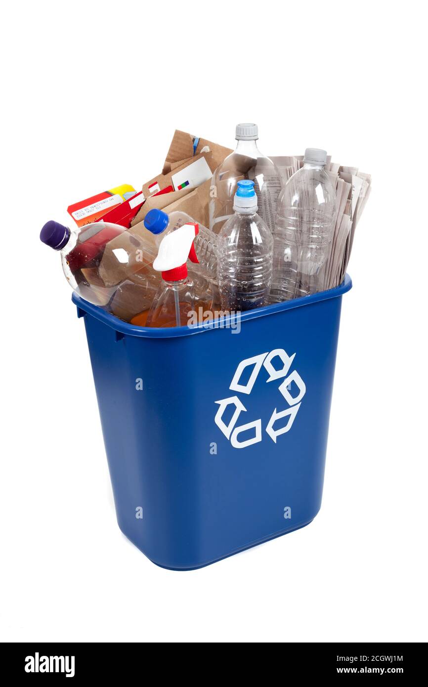 Un reciclaje azul sobre un fondo blanco con botellas de plástico y cartón Foto de stock