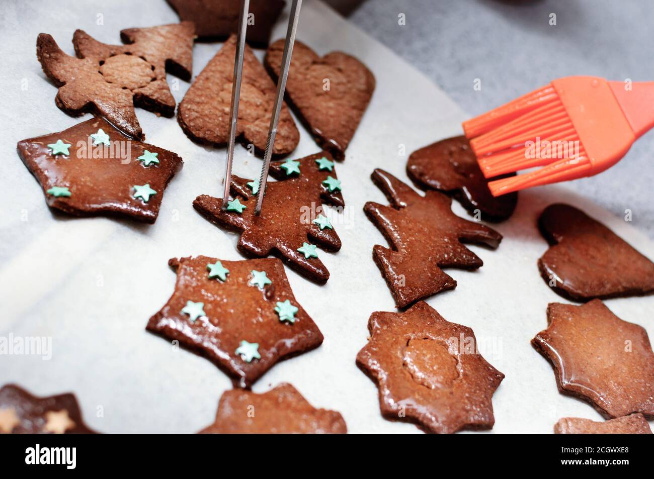 Vidriar y decorar la galleta de pan de jengibre de Navidad antes de hornear Foto de stock