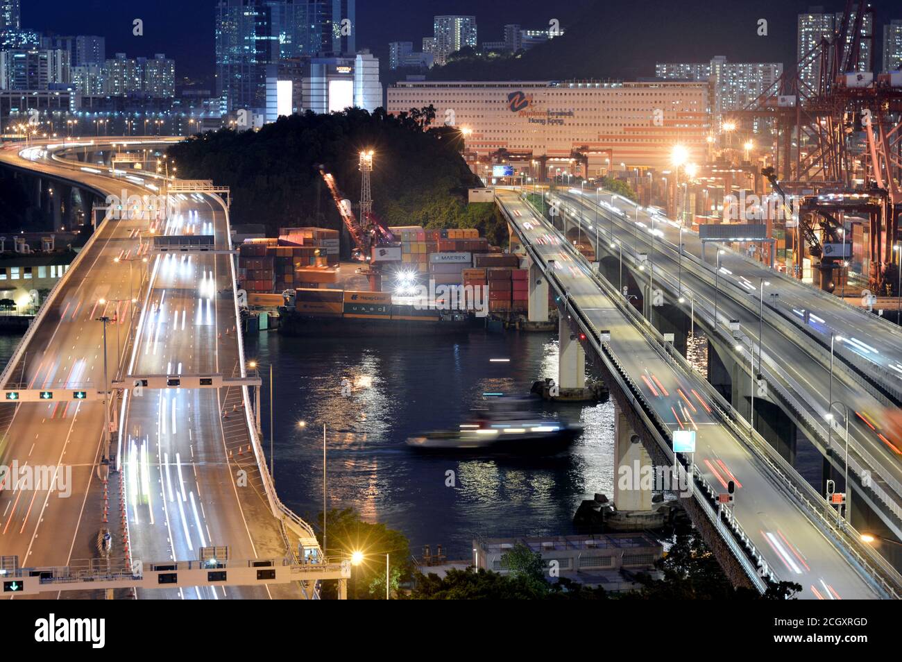 Puentes de autopista cerca de terminales de contenedores en Hong Kong por la noche (Rambler Channel Bridge, Tsing Yi Bridge, Kwai Tsing Bridge) Foto de stock