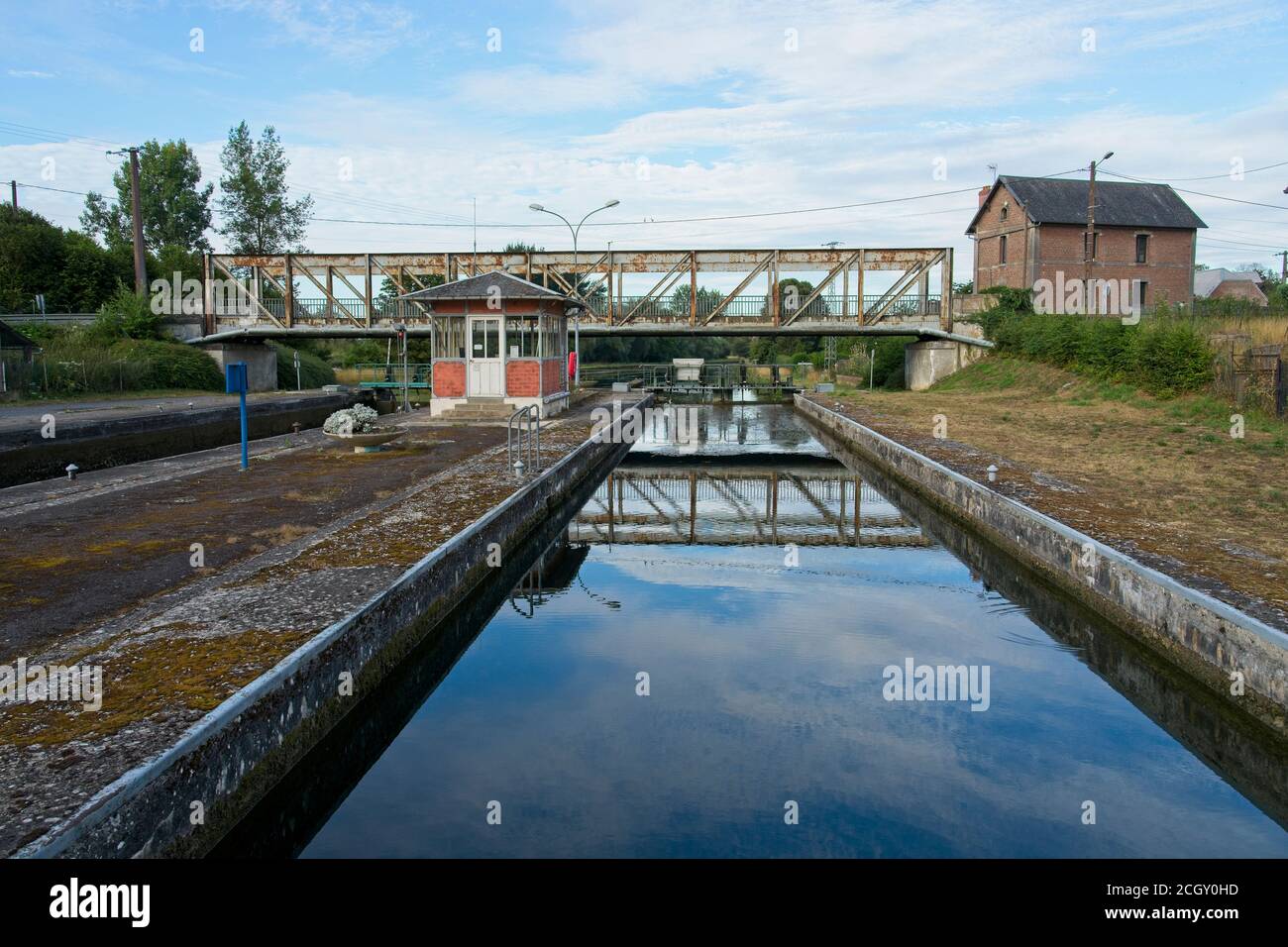 Fontaine-les-Clercs Francia - 27 de julio de 2020 - esclusas en Canal De St Quentin en Francia Foto de stock