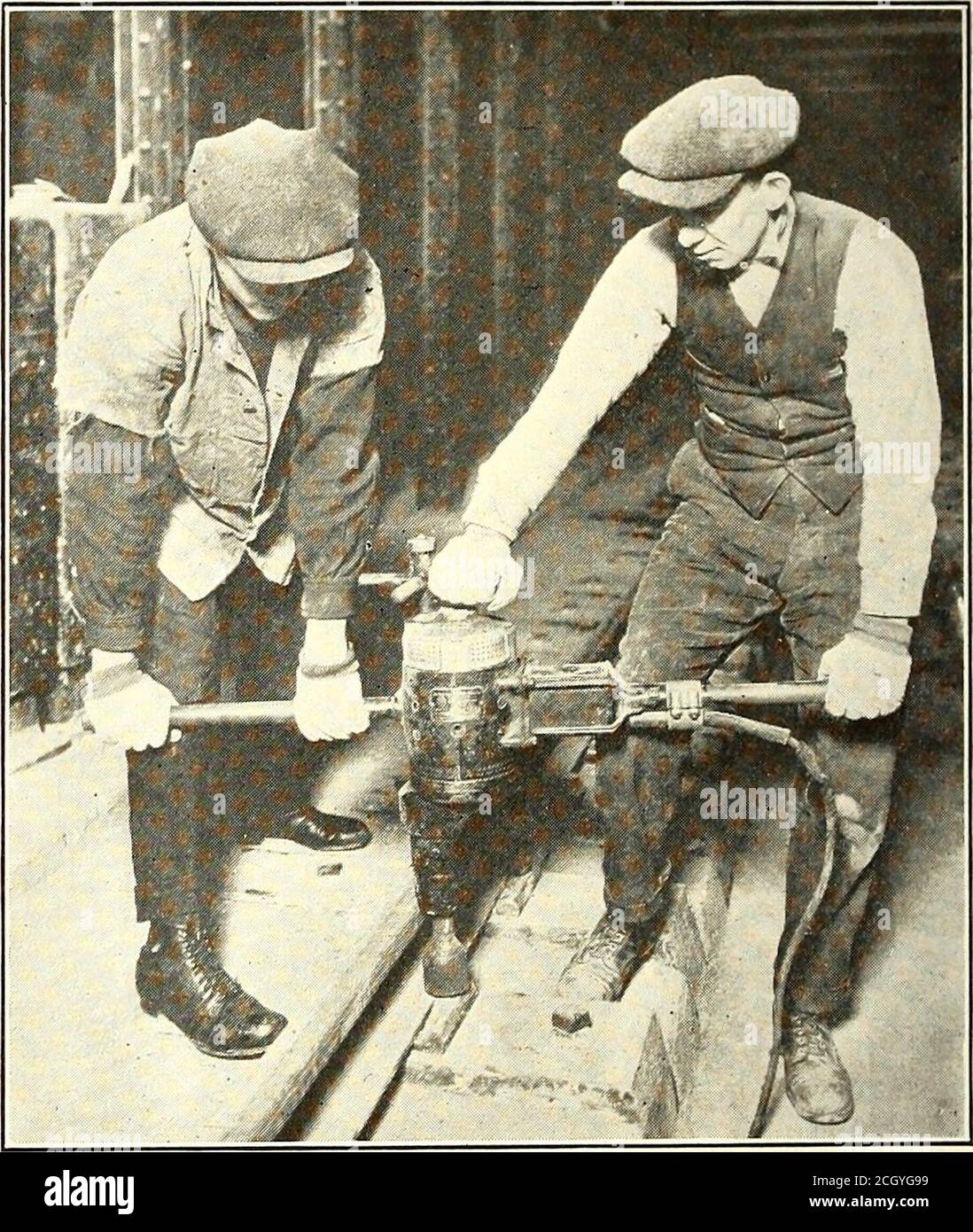 Diario del ferrocarril eléctrico . -SECCIONES DE UN PEQUEÑO COMPRESOR DE  AIRE CON CAMISA DE AGUA se desea conducirlos desde un eje de línea, se  suministran tanto poleas apretadas como sueltas.