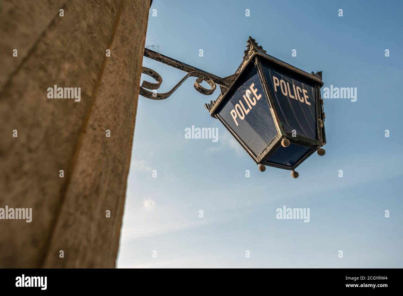 Brighton, 12 de septiembre de 2020: Una vieja lámpara de la Estación de Policía fuera del Ayuntamiento de Hove en el este de Sussex. Foto de stock