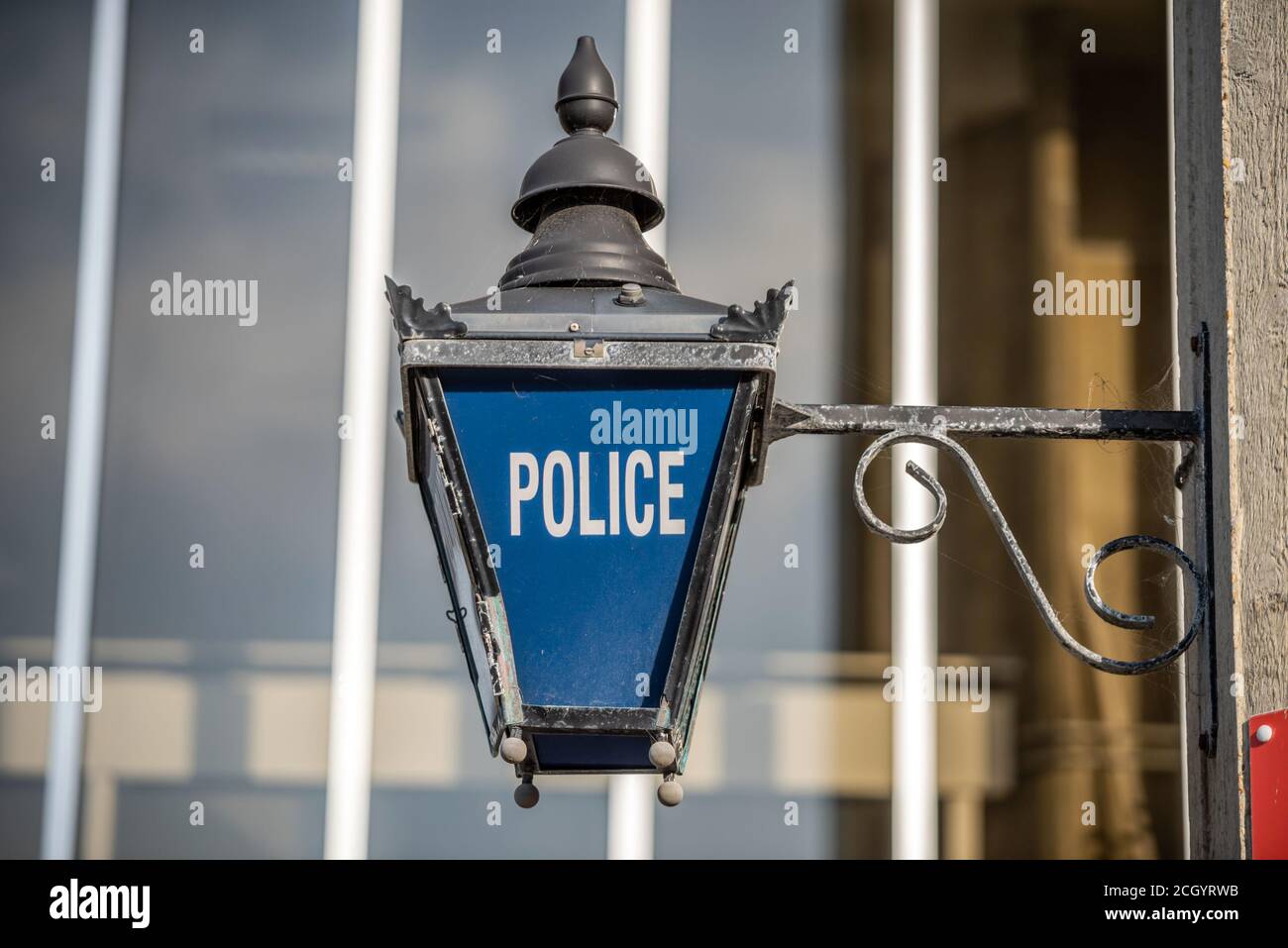 Brighton, 12 de septiembre de 2020: Una vieja lámpara de la Estación de Policía fuera del Ayuntamiento de Hove en el este de Sussex. Foto de stock
