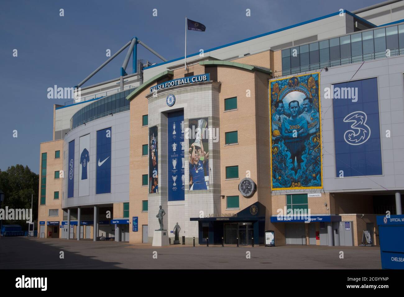Stamford bridge west stand exterior fotografías e imágenes de alta