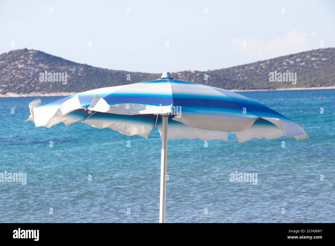 Sombrillas de playa de rayas azules en el viento, detalle Foto de stock