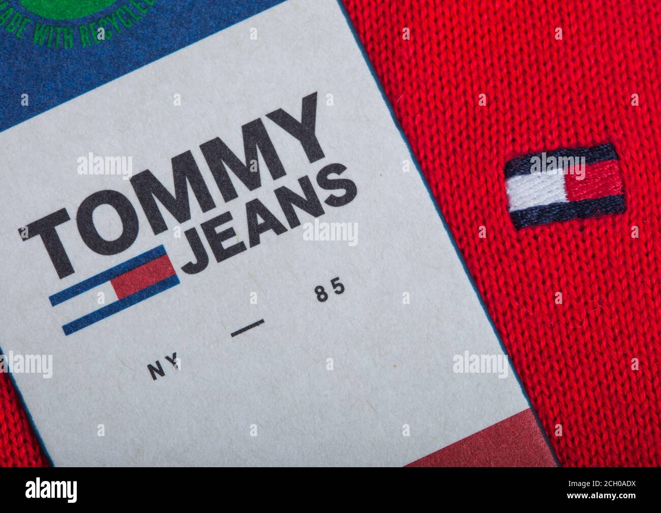 repentinamente Cinemática vecino LONDRES, Reino Unido - 09 DE SEPTIEMBRE de 2020:Tommy Hilfiger logotipo y  etiqueta de ropa en tela de algodón rojo Fotografía de stock - Alamy