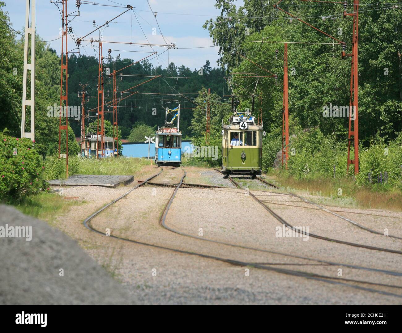 TRANVÍAS HISTÓRICOS en Malmköping Suecia. Los tranvías salen por la vía Foto de stock