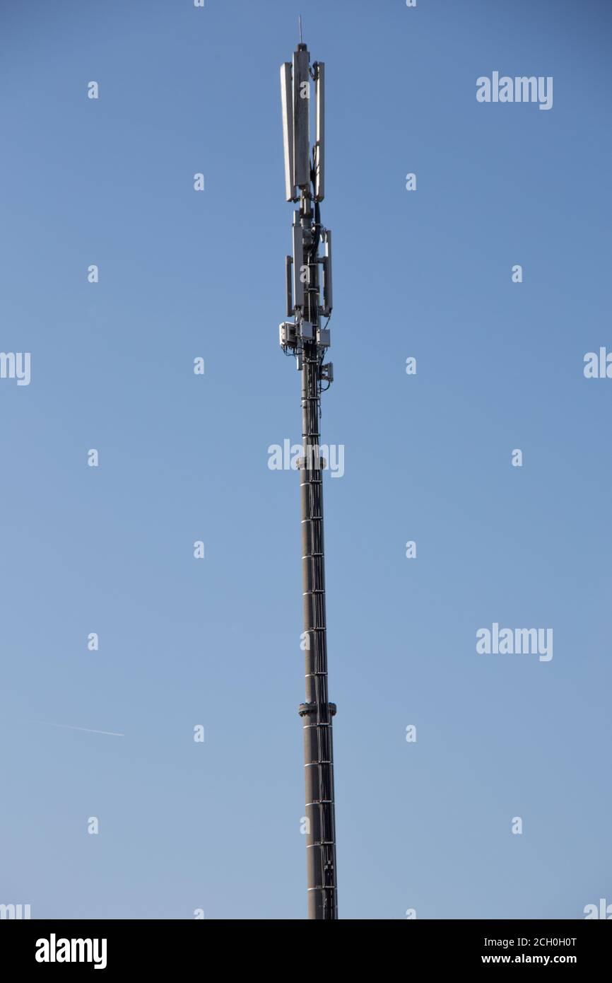 torre de celdas larga y alta frente al cielo azul Foto de stock