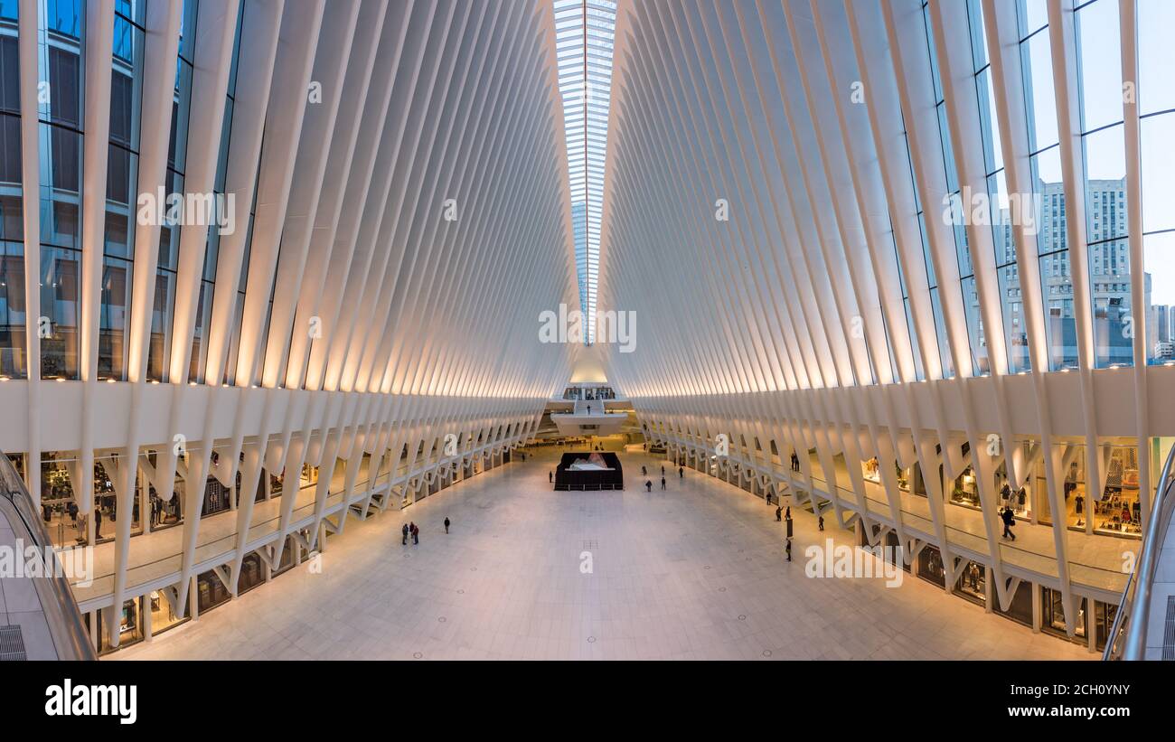 La CIUDAD DE NUEVA YORK, ESTADOS UNIDOS - 23 de octubre de 2016: el Westfield Mall y el World Trade Center Transportation Center en el Bajo Manhattan. Foto de stock