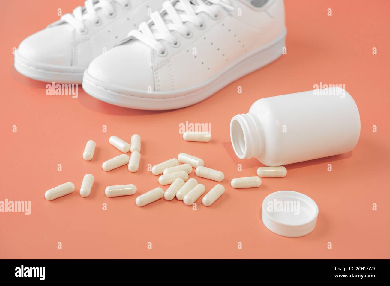Zapatillas y pastillas. Cápsulas de condroitina y zapatillas de deporte.  Drogas de apoyo para las actividades y zapatillas de deporte. Ayuda a  mejorar la salud y flexibilidad de las articulaciones. b Fotografía