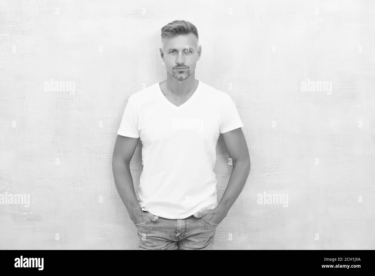 Moda de verano. Hombre maduro traje sport. Modelo de moda. Guapo ropa de  cintura baja camisa blanca. Colección de verano. Concepto de ropa de hombre.  Ropa de moda. Sencillo y cómodo. De