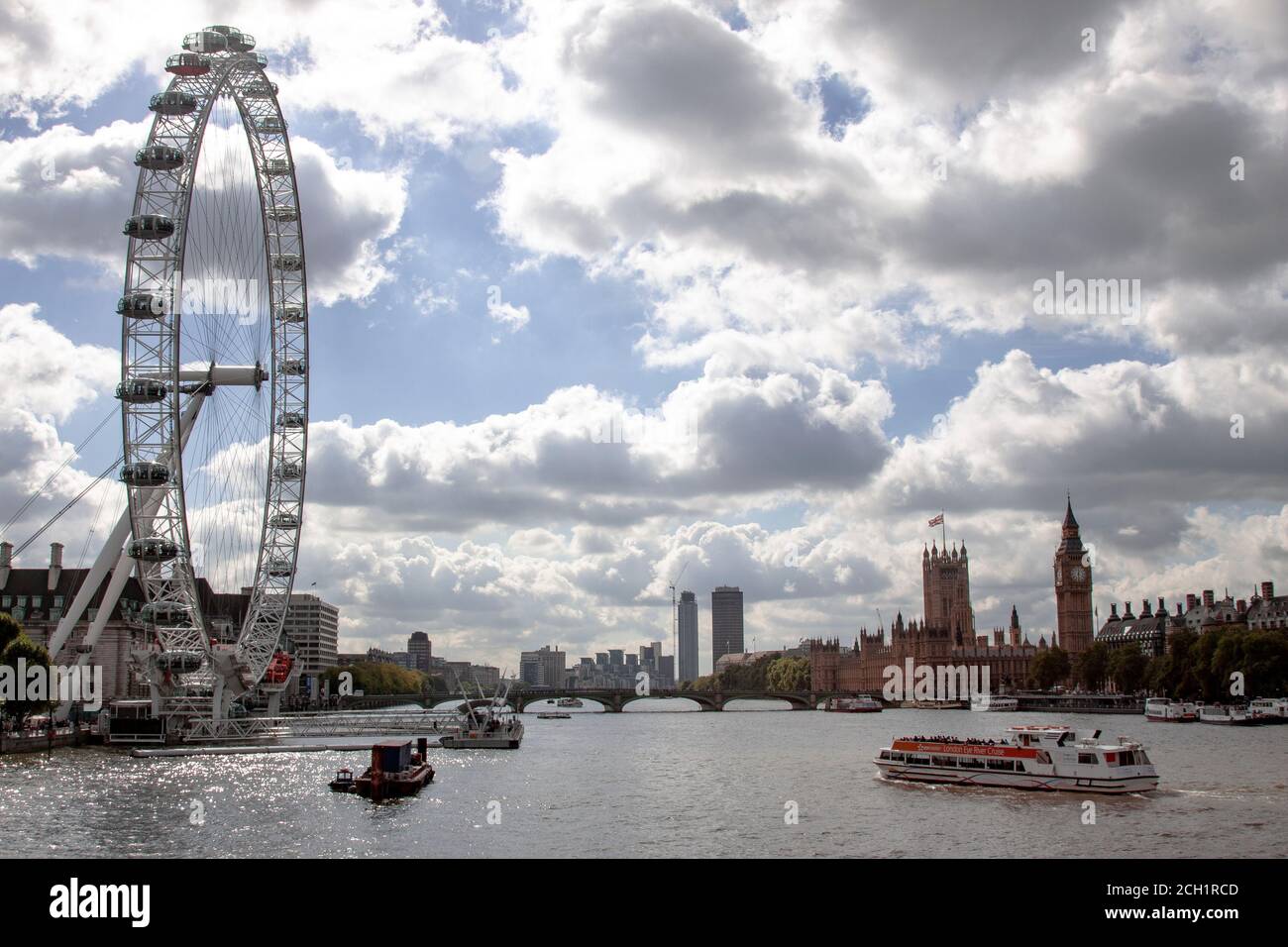 Vista del Puente de Westminster, el London Eye y el Parlamento, desde el Puente de Waterloo, Londres, Reino Unido Foto de stock