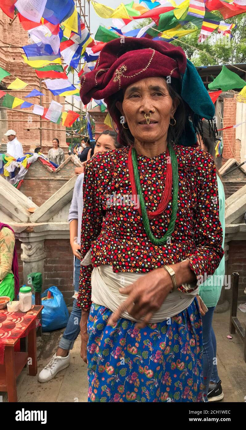 Antigua y atractiva mujer nepalí con vestido étnico tradicional y original tocado en el festival budista religioso en la plaza de Katmandú. Tribu Newari. Foto de stock