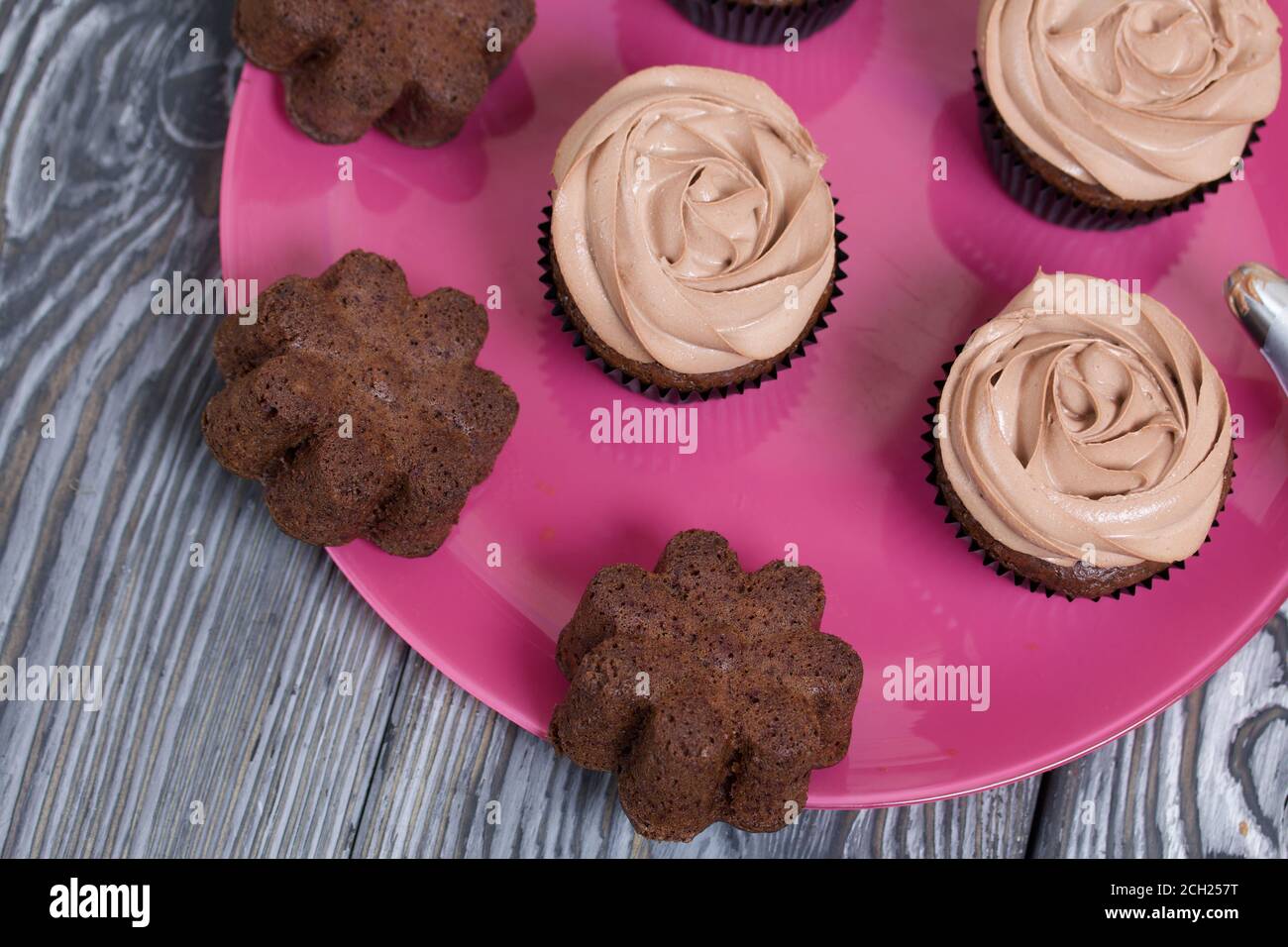 Cupcakes de chocolate con crema de queso crema. Sobre tablones de pino