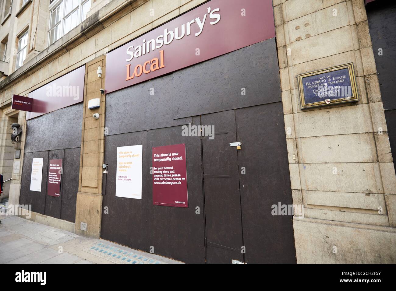 Londres, Reino Unido. - 10 de septiembre de 2020: Una tienda local de Sainsburys se retrasó después de ser cerrada durante la pandemia de coronavirus. La tienda normalmente ocupada está en Fleet Street en la ciudad de Londres. Foto de stock