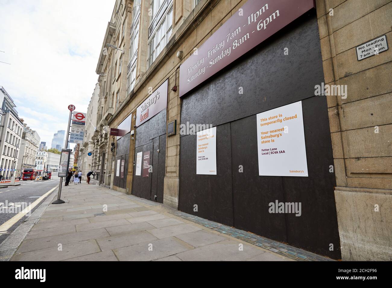 Londres, Reino Unido. - 10 de septiembre de 2020: Una tienda local de Sainsburys se retrasó después de ser cerrada durante la pandemia de coronavirus. La tienda normalmente ocupada está en Fleet Street en la ciudad de Londres. Foto de stock