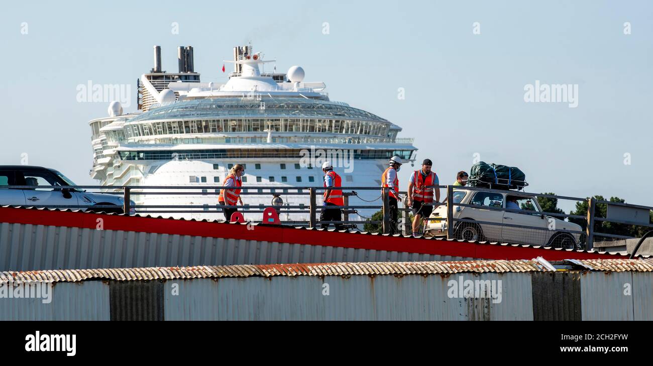 Southampton, Inglaterra, Reino Unido. 2020. Los miembros de la tripulación del ferry vienen a la ayuda de un coche roto en la rampa de descarga de los barcos, Foto de stock