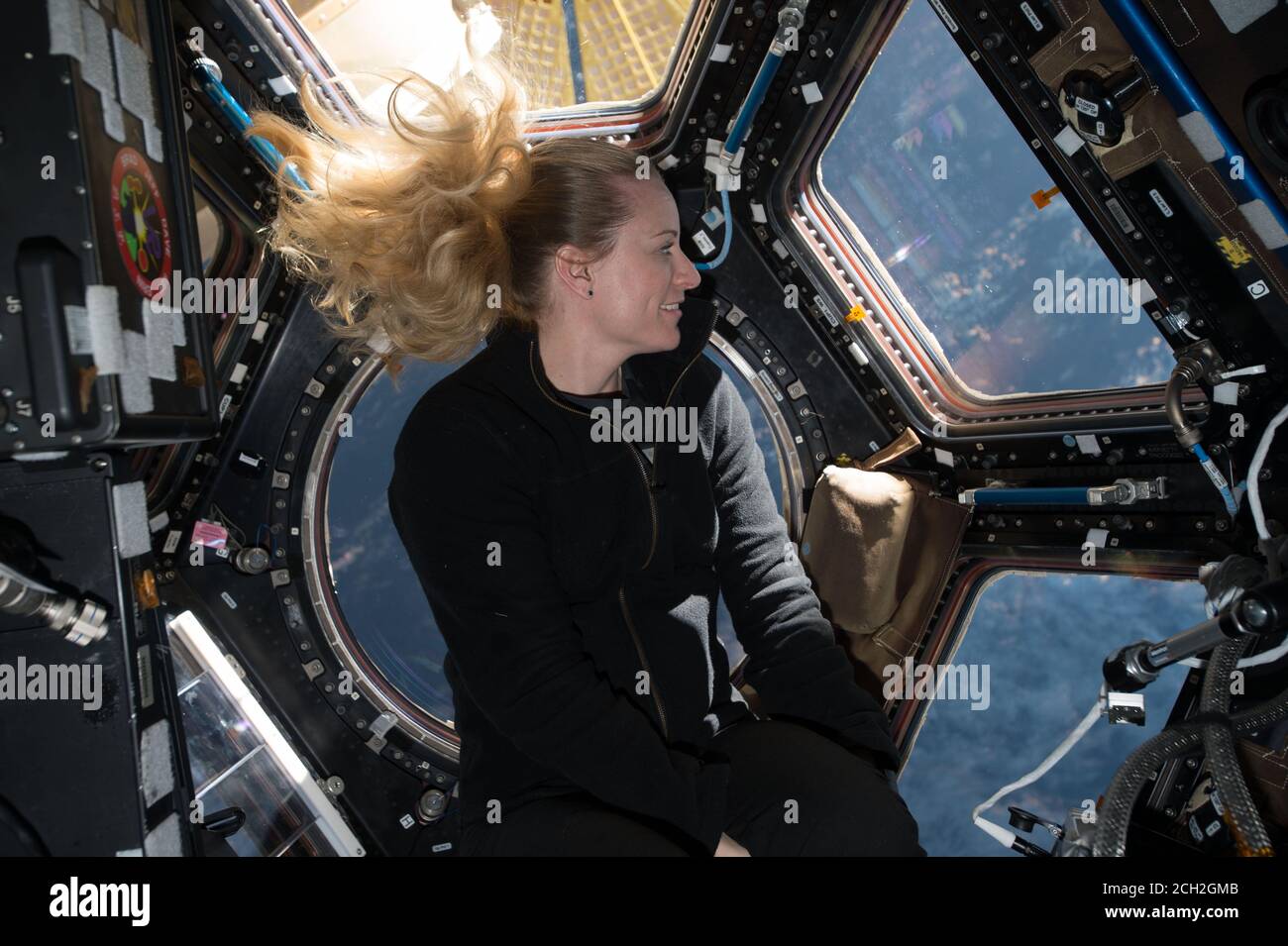 ISS - 2016 - la astronauta de la NASA Kate Rubins en frente De las ventanas del módulo de cúpula de la Estación Espacial Internacional Durante la expedición 49 en 2016 - Phot Foto de stock