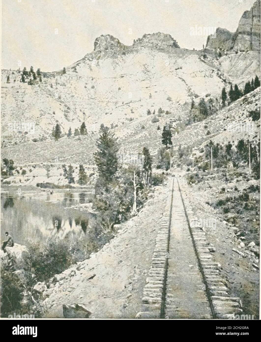 . Recorrido por el continente: Colorado, California y Parque Nacional Yellowstone: Tren especial, dirigido personalmente a través de Nueva York Central y Río Hudson R.R. y líneas de conexión. Sobre el itsbosom el símbolo sagrado del cristianismo. Luego entra en el Eagle River Canon. Acantilados de rocas de color pardo, con pináculos elevados que parecen reachthe cielo, perforados a cada lado con pozos mineros, y conlos edificios mineros colgando de cada cliflf. Canon del Gran Río. Aquí está un campo de estudio para el estudiante de geología. El terremoto y el volcán han dejado evidencia de su poder; los estratos en los estratos se elevan a. Foto de stock