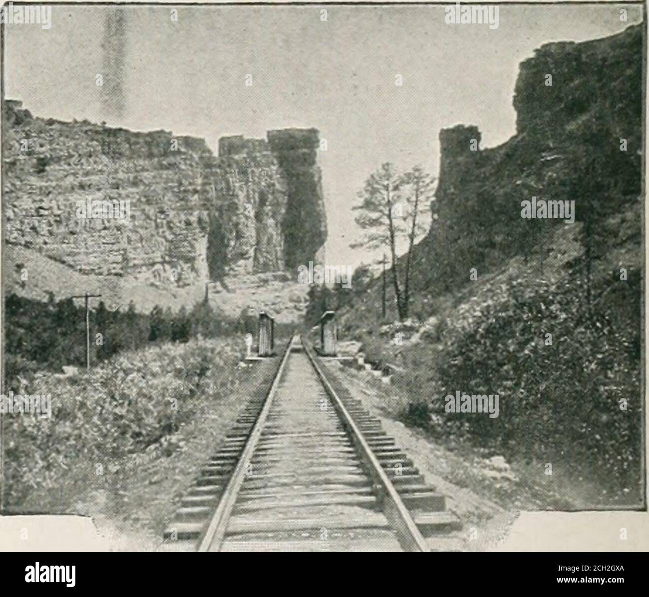 . Recorrido por el continente: Colorado, California y Parque Nacional Yellowstone: Tren especial, realizado personalmente a través de Nueva York Central & Hudson River R.R. y líneas de conexión. Gent de las líneas centrales de Nework, ubicadas en Denver, y a través de las cuales se perfeccionaron los arreglos de Colorado, se medirá el Especial a la llegada a Manitou. Prestar siempre) asistencia, y ver que todos los arreglos se llevan a cabo correctamente. Salida de Manitou Viernes a las 12 del mediodía, y arriv-ing en salida para la cena. Desde aquí la ruta toma un curso orthwestern sobre el Denver & Rio Grande R llamado raptly la línea escénica del Wo Foto de stock