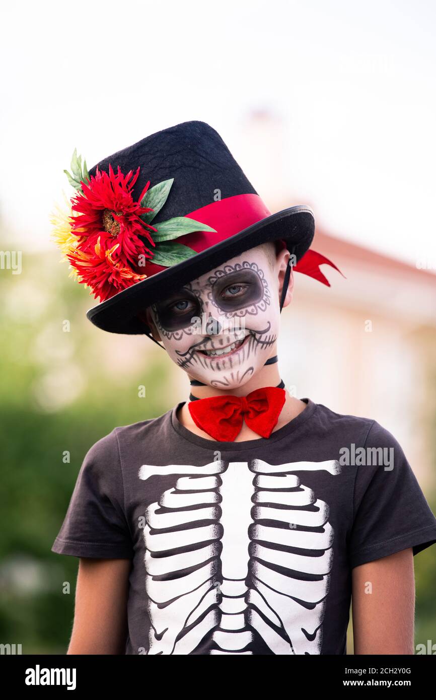 sobras Óxido Dibuja una imagen Lindo y sonriente chico con cara pintada en traje de Halloween esqueleto  Fotografía de stock - Alamy