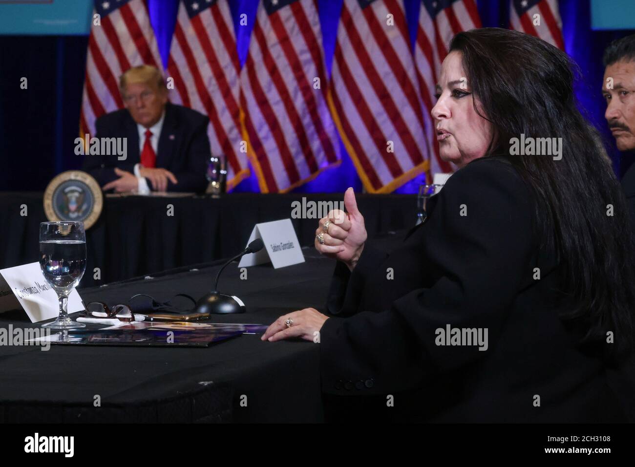 Constanza Mancilla de Areizaga habla mientras el presidente estadounidense  Donald Trump participa en una mesa redonda con partidarios de la Coalición  Latinos por Trump en las Vegas, Nevada, EE.UU. 13 de septiembre