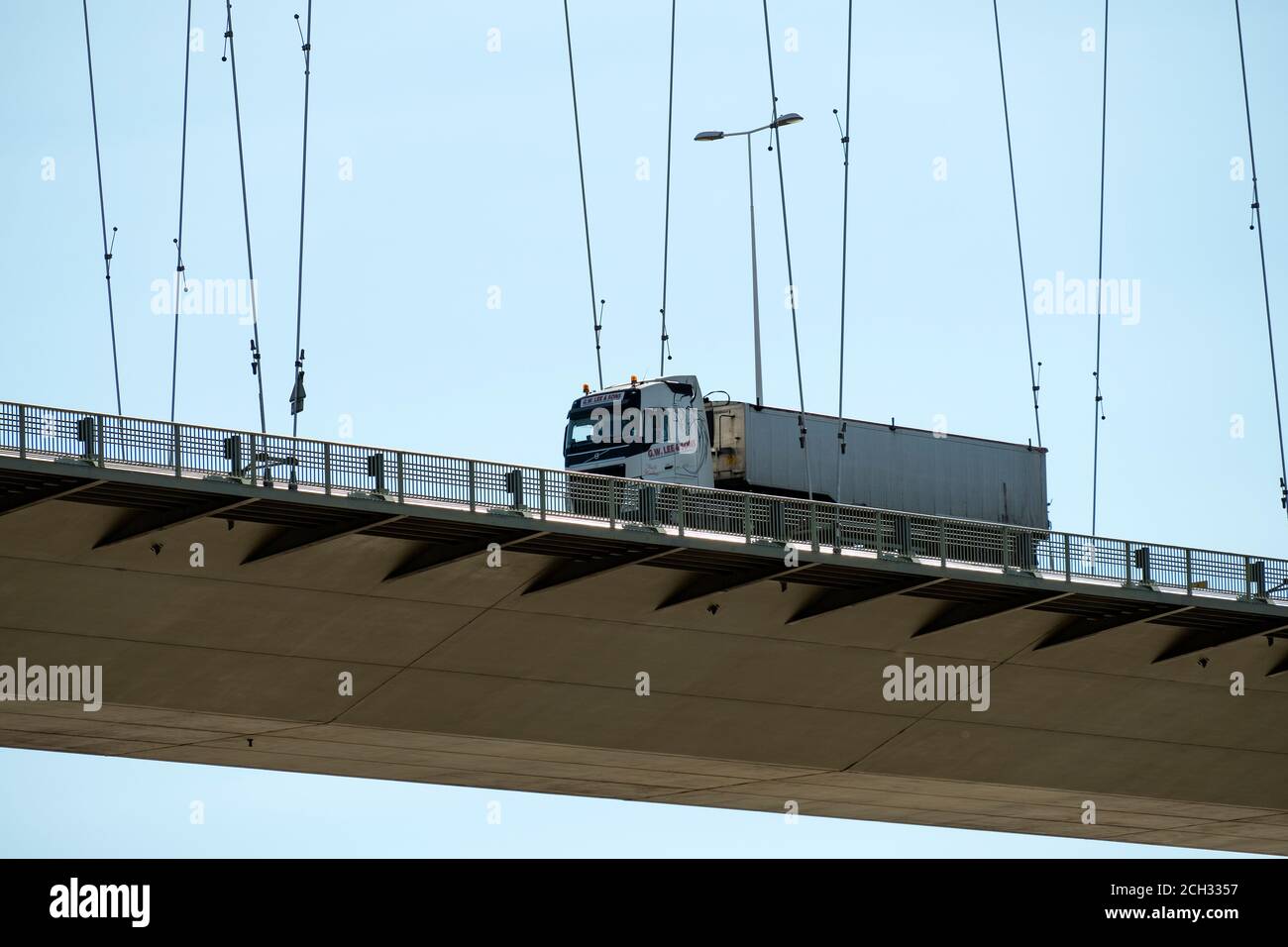 Camión cruzando un puente colgante Foto de stock