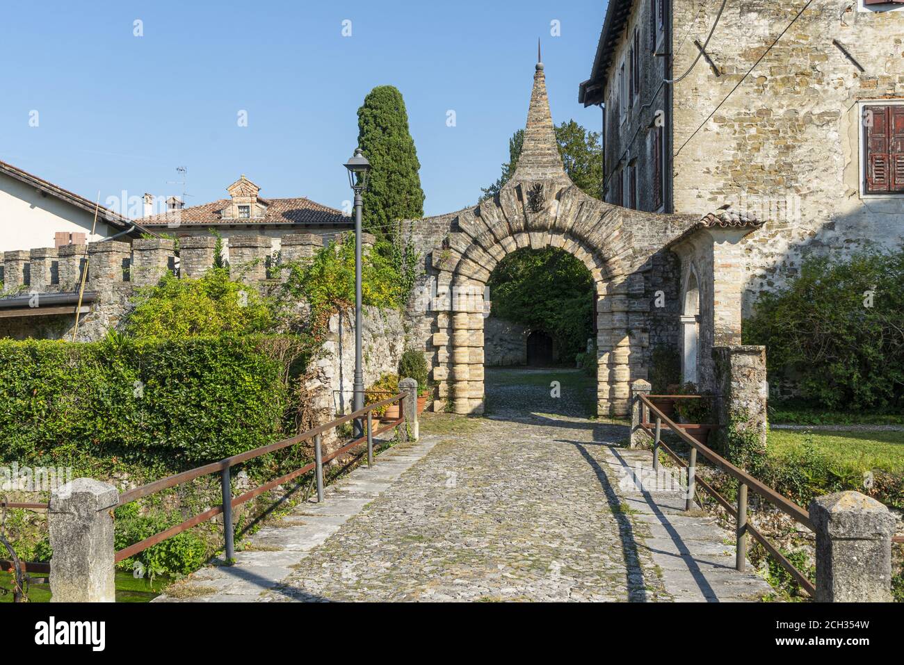 Antigua puerta de entrada al pueblo rural medieval de Strassoldo, Italia Foto de stock