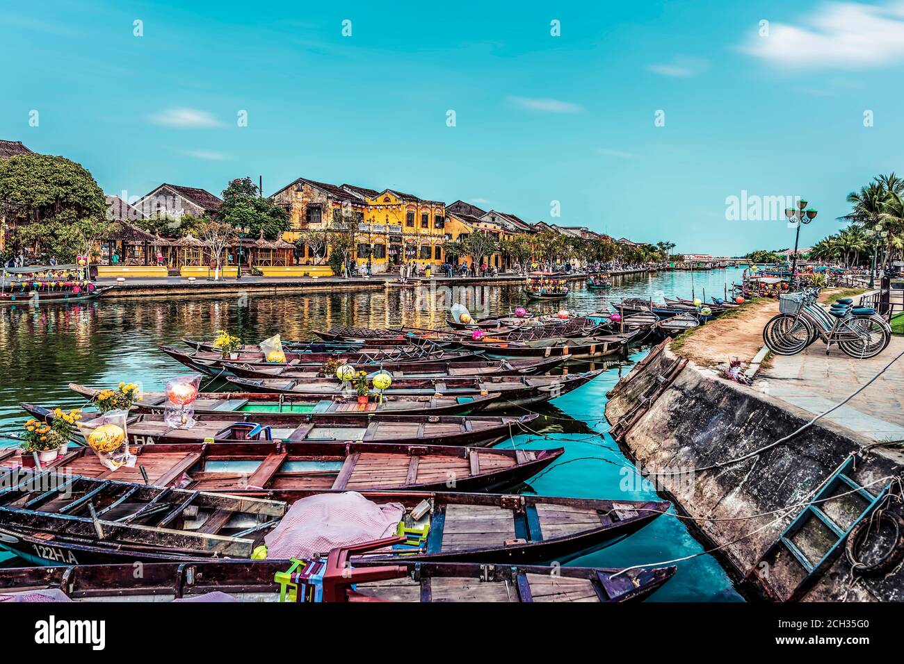 Barcos de pie en el río en Hoi An Foto de stock