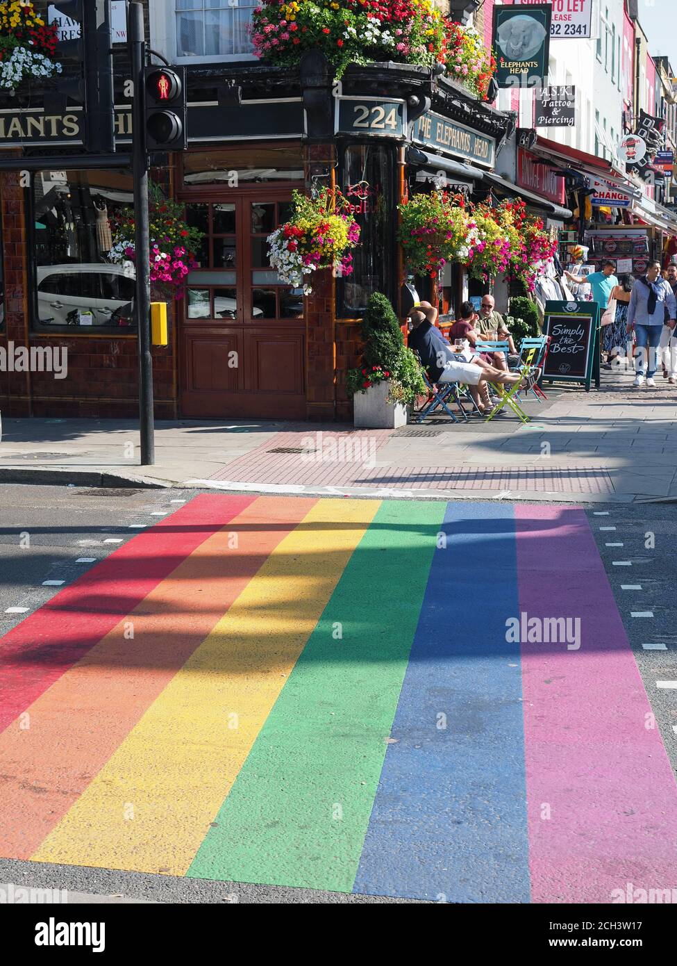 Vista del colorido cruce del arco iris en Camden High Street Para marcar el mes del orgullo Foto de stock