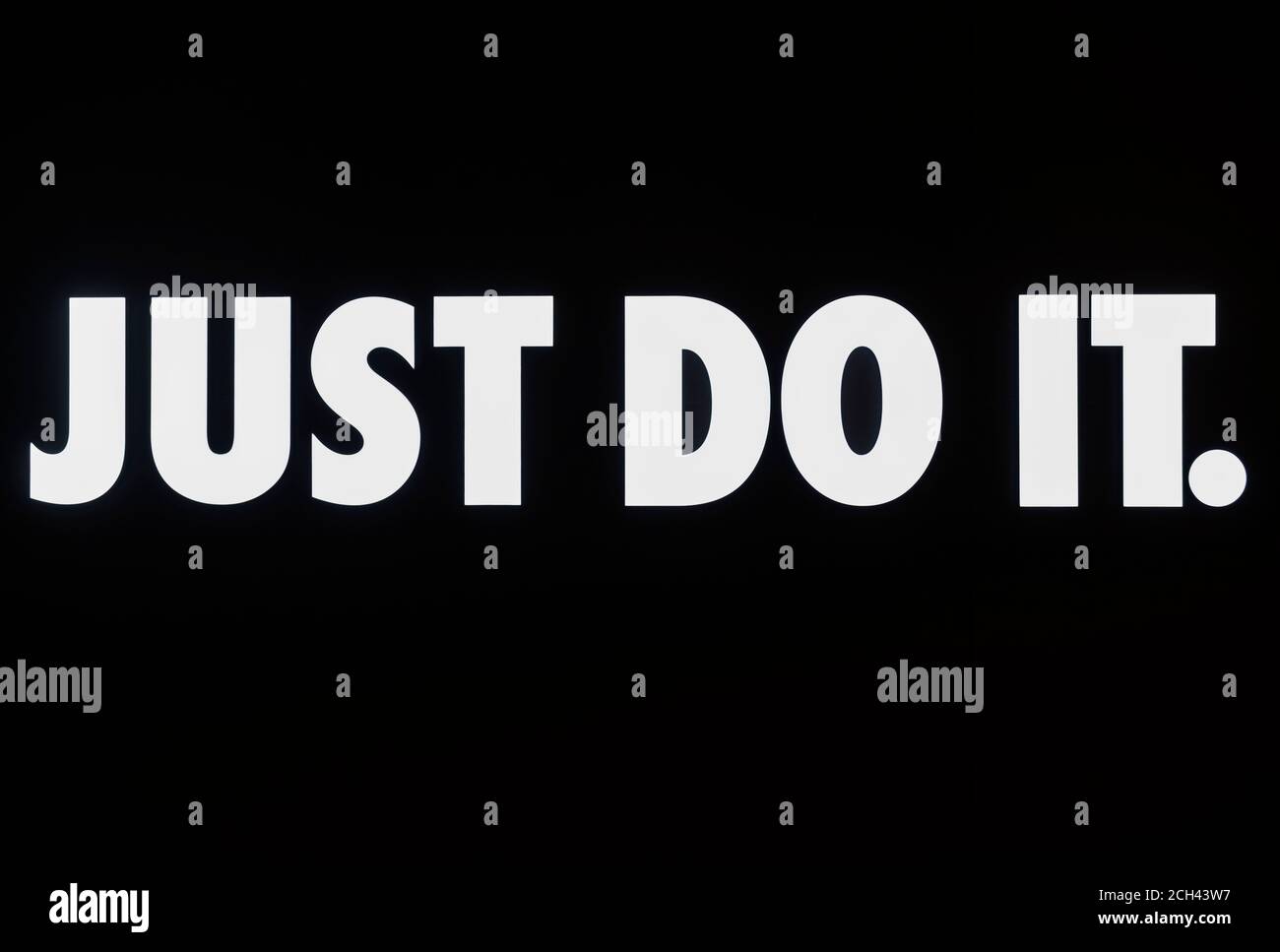La Marca multinacional estadounidense de ropa deportiva Nike store, logo,  con un eslogan 'Just do It' en Hong Kong Fotografía de stock - Alamy