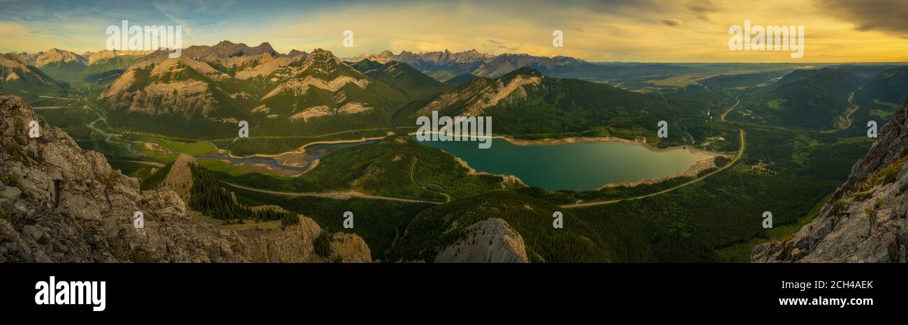 Vista panorámica de Kananaskis desde High Up, Kananaskis, Alberta, Canadá. Foto de stock