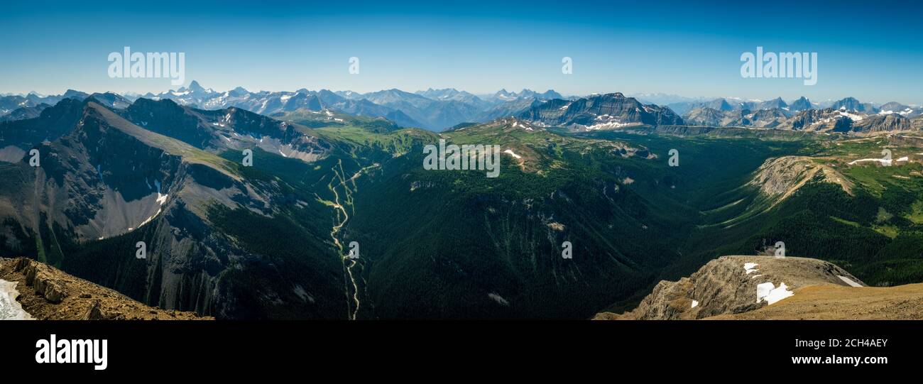 Vista panorámica de las Montañas Rocosas Canadienses con una vista elevada, Banff National Park, Alberta, Canadá. Foto de stock