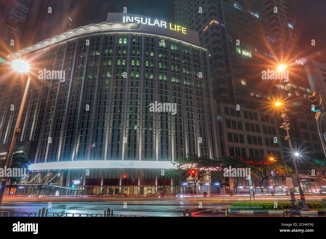 Ciudad de Makati por la noche Foto de stock