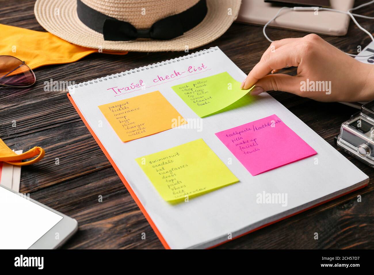 Mujer haciendo lista de comprobación de las cosas que empacar para viajar  Fotografía de stock - Alamy