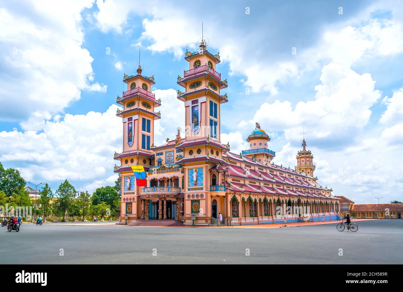 Paisaje fuera del templo santo fue construido en 1926, este es el centro de la torre de la iglesia oficialmente un turista para visitar y admirar Foto de stock