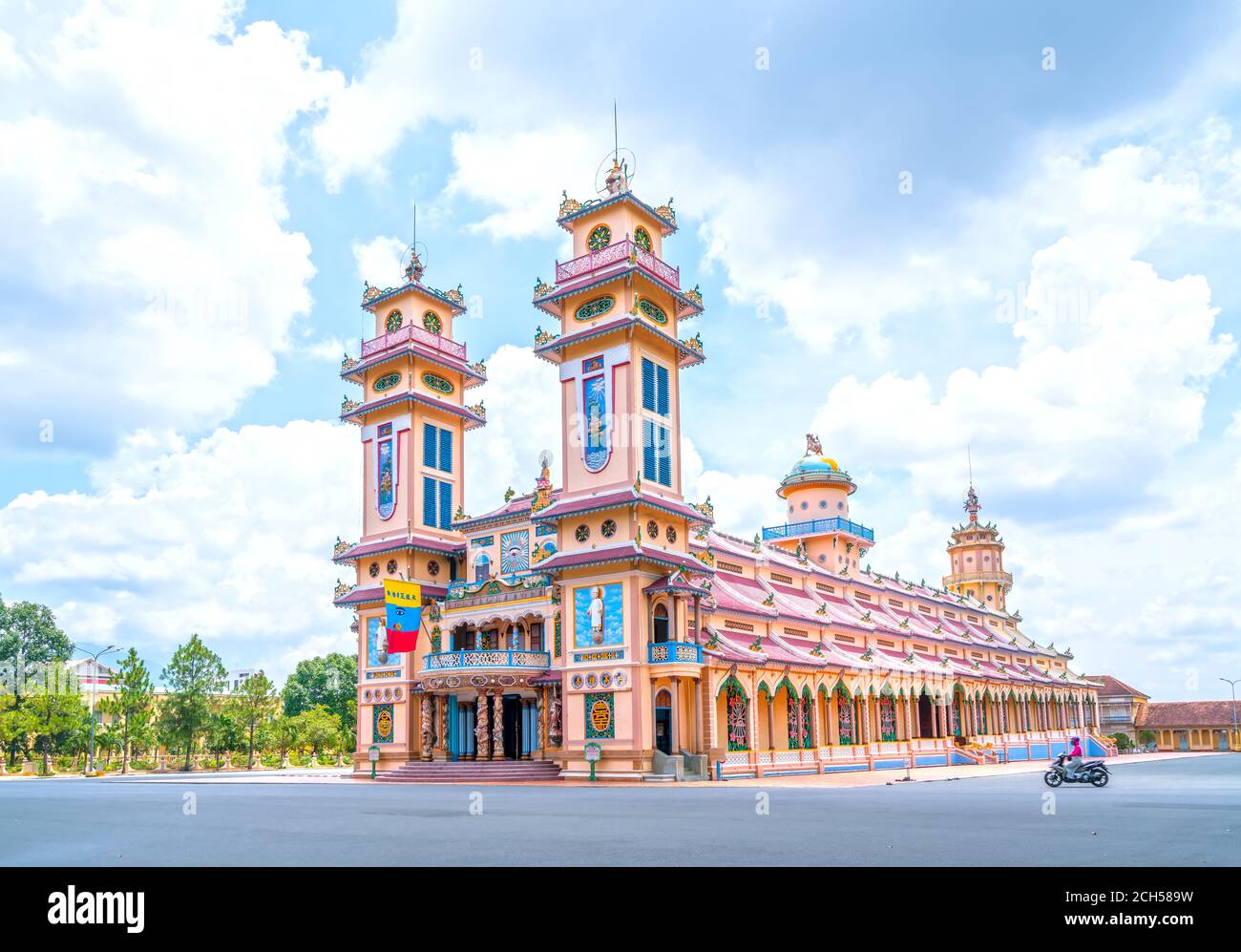 Paisaje fuera del templo santo fue construido en 1926, este es el centro de la torre de la iglesia oficialmente un turista para visitar y admirar Foto de stock