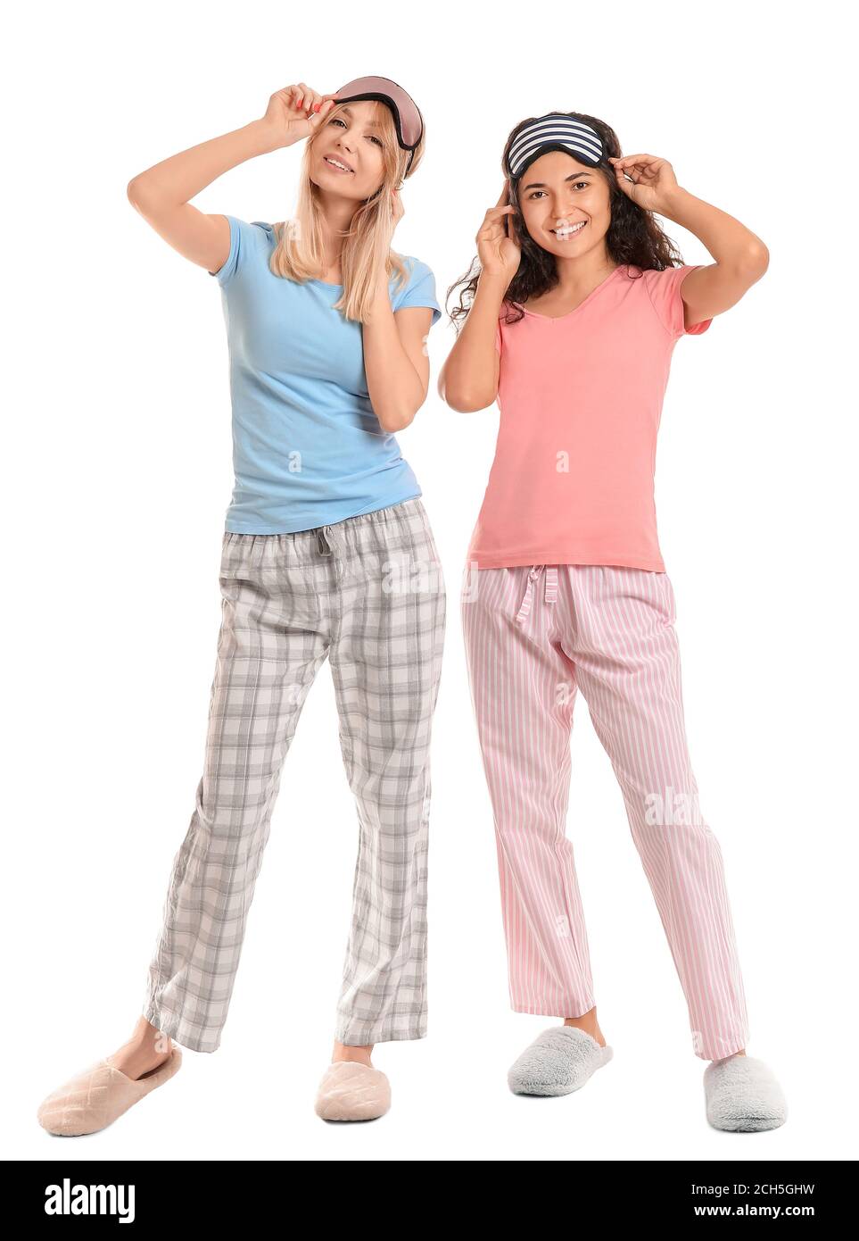 Hermosas mujeres jóvenes en pijama y sueño sobre blanco Fotografía de stock - Alamy