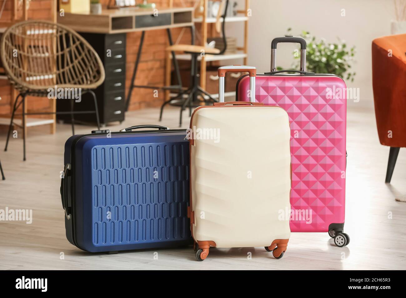 Maletas empaquetadas en casa. Concepto de viaje Fotografía de stock - Alamy