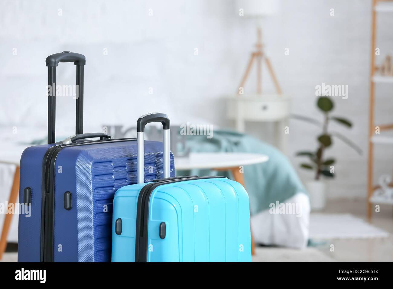 Maletas empaquetadas en casa. Concepto de viaje Fotografía de stock - Alamy