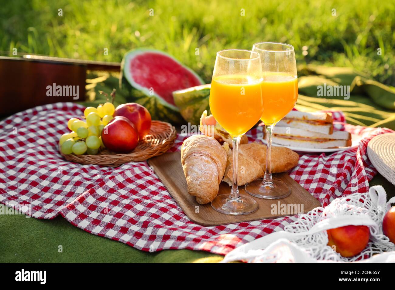Besugo Represalias Mm Deliciosa comida y bebida para picnic romántico en estacionamiento  Fotografía de stock - Alamy