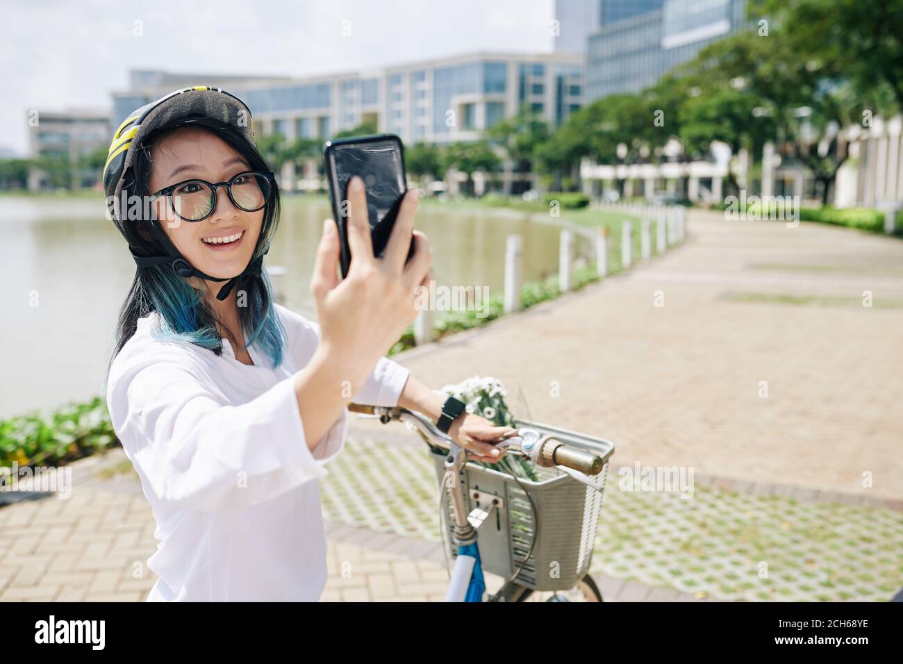 Mujer China teniendo selfie Foto de stock