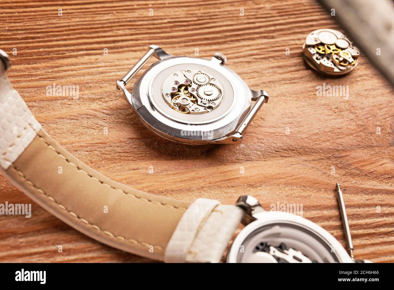 Desmontar relojes sobre fondo de madera Fotografía de stock - Alamy