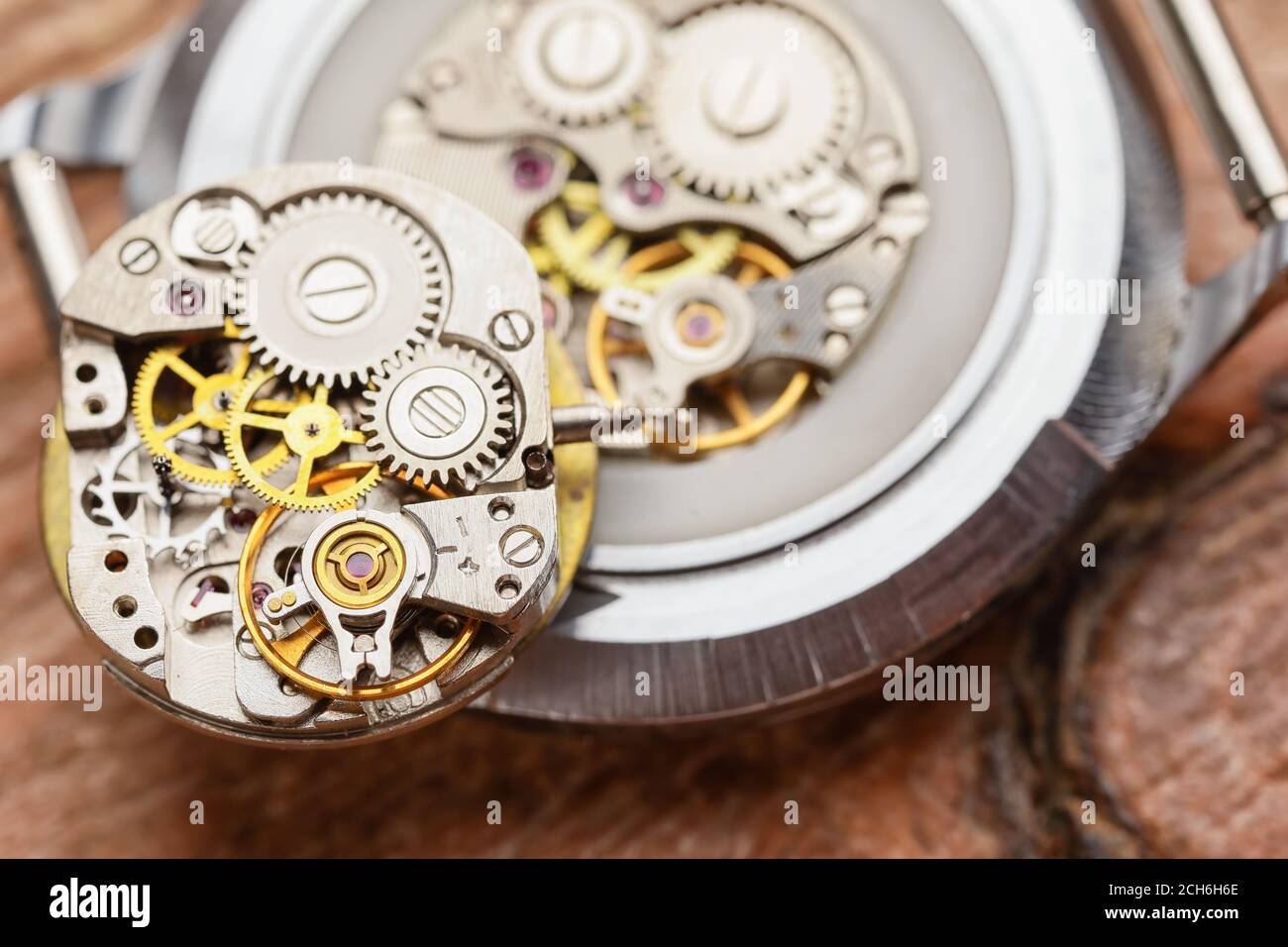 Desmontar reloj sobre fondo de madera, closeup Fotografía de stock - Alamy