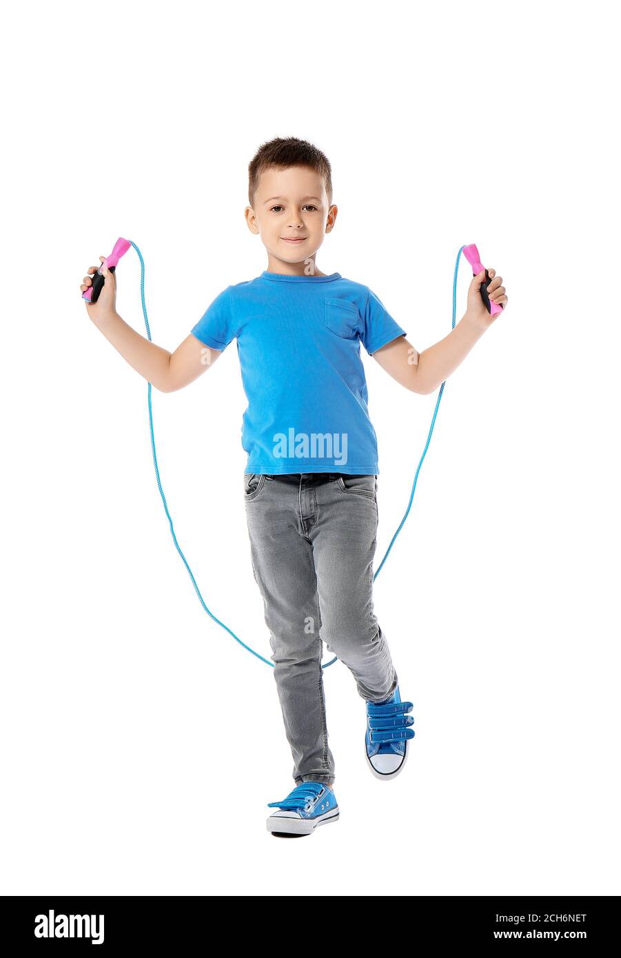 Lindo niño saltando cuerda contra fondo blanco Fotografía de stock - Alamy