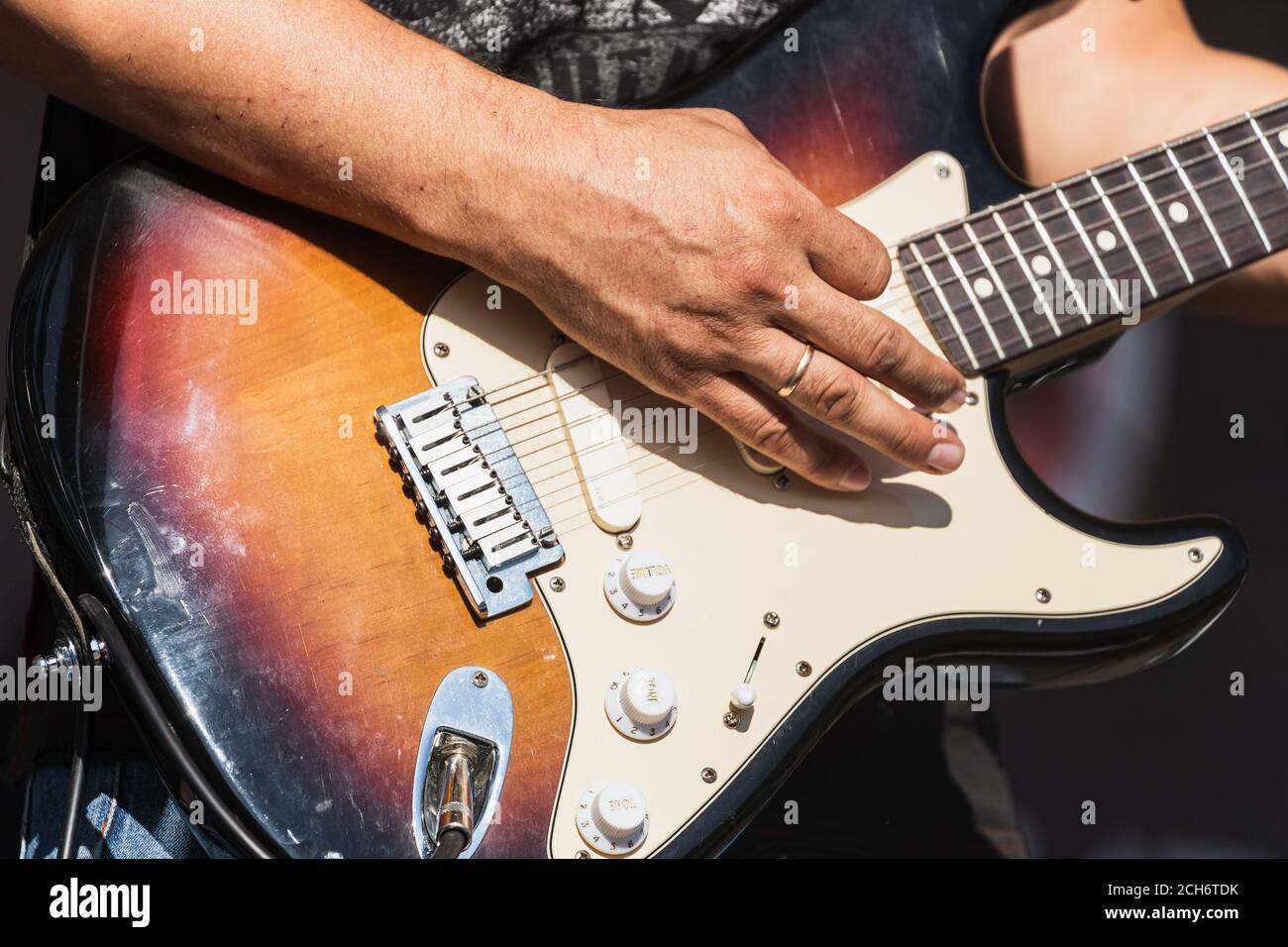 Un hombre tocando guitarra eléctrica, técnicas para tocar Bending y Vibrato  Fotografía de stock - Alamy