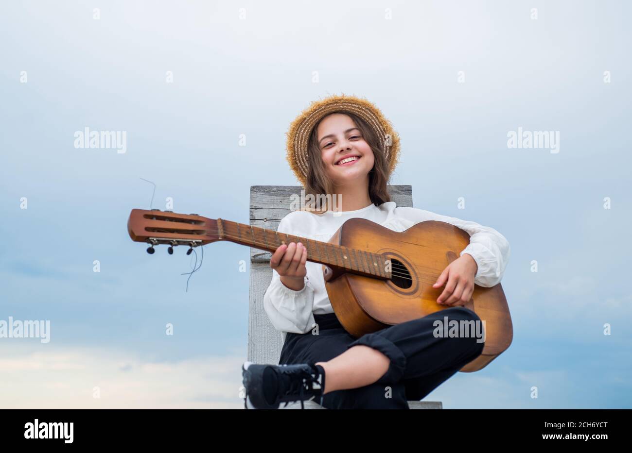 acordes básicos. tocar la guitarra. tocar el instrumento de cuerda. tener  una fiesta. Niño feliz con guitarra acústica. Concepto de música. Cantando  canciones. Talentosa chica músico. Estilo de vida y concepto de