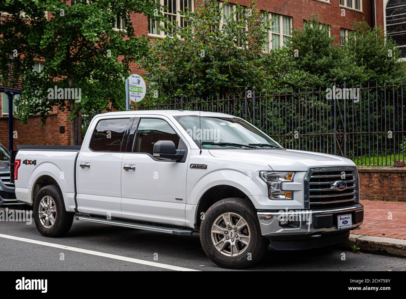 pick up americana estacionada fotografías e imágenes de alta
